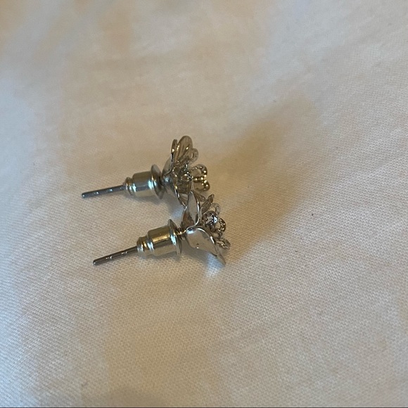 Silver flower stud earrings - Picture 2 of 3